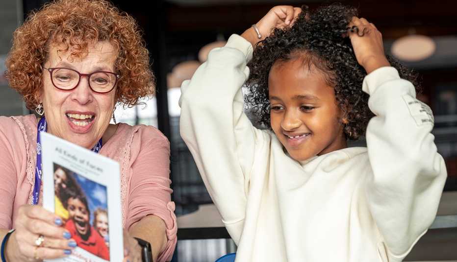 Mujer mayor junto a una niña