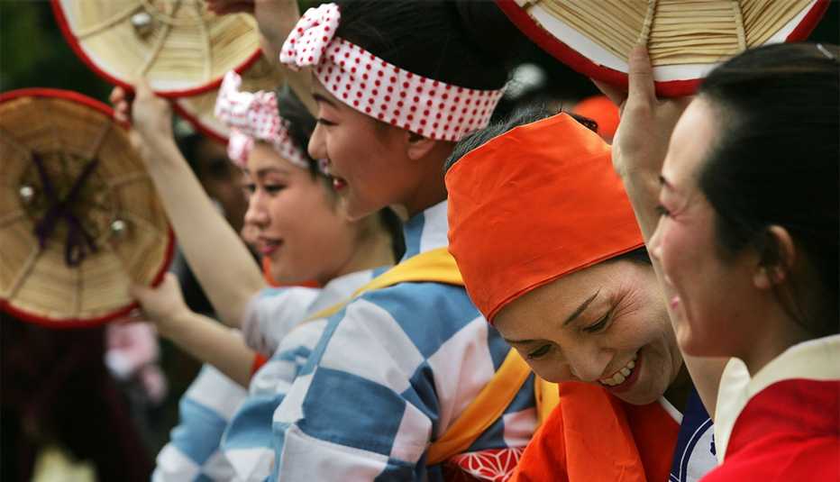 Miembros del Instituto de Danza Folclórica Japonesa de Nueva York realizan una danza tradicional Miembros del Instituto de Danza Folclórica Japonesa de Nueva York realizan una danza tradicional