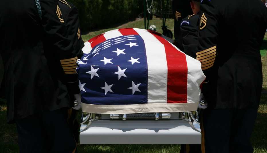 Ataúd cubierto por la bandera de Estados Unidos
