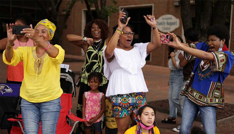 Espectadores de un desfile que celebra el 19 de junio en Annapolis