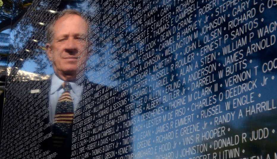 Jan Scruggs se ve reflejado en el Monumento a los Veteranos de Vietnam Jan Scruggs se ve reflejado en el Monumento a los Veteranos de Vietnam