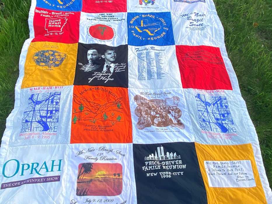 Colcha conmemorativa hecha de varias camisetas con diseños