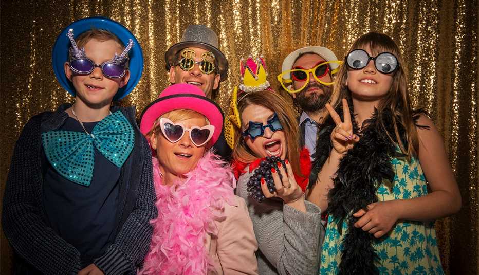 Familia usando accesorios divertidos en una fiesta