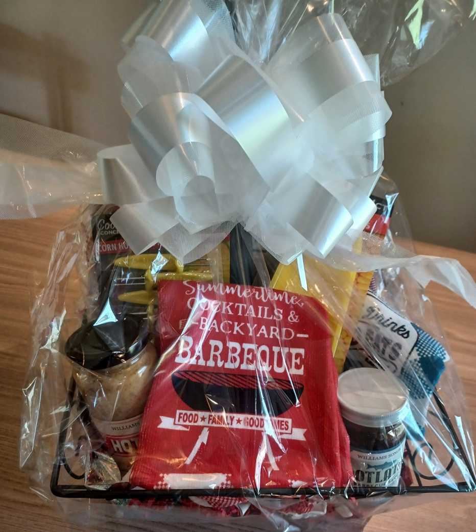 Canasta especial con productos para una barbacoa