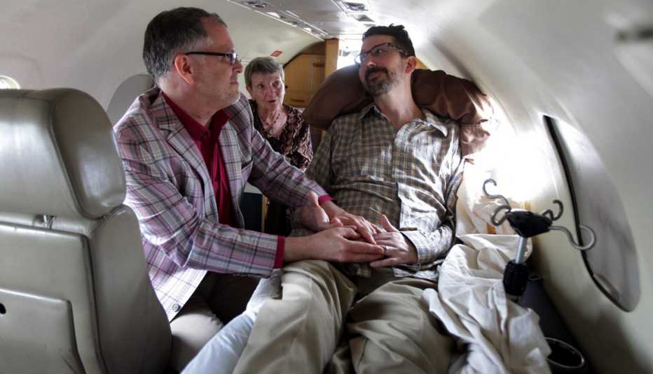 Jim Obergefell y John Arthur en un avión