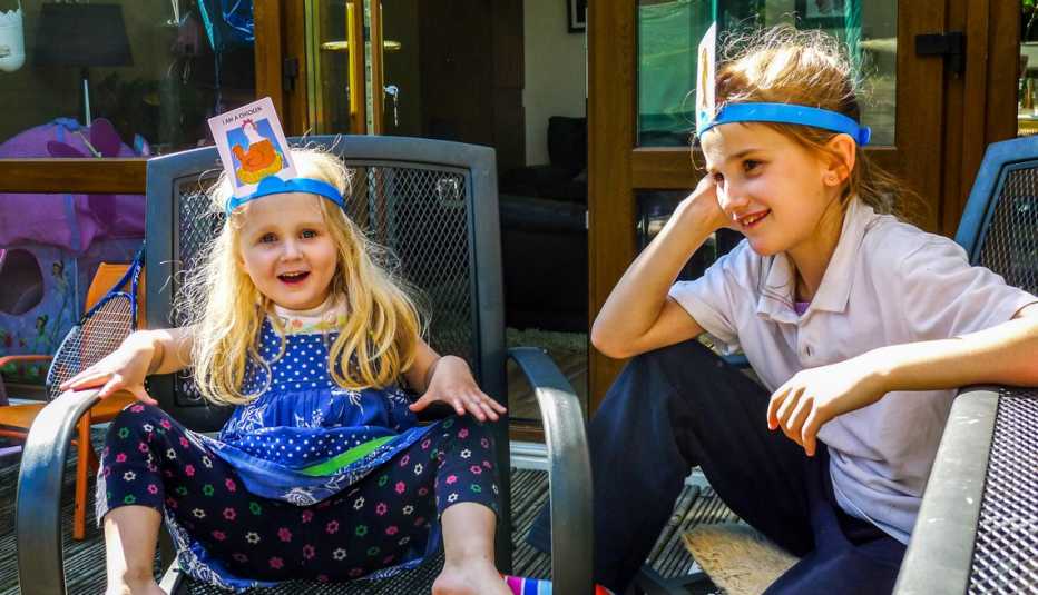 Niños jugando el juego Hedbanz
