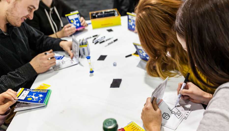 Personas juegan un juego de mesa