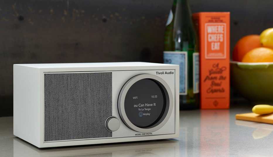 El tivoli audio twenty twenty en un mostrador de cocina
