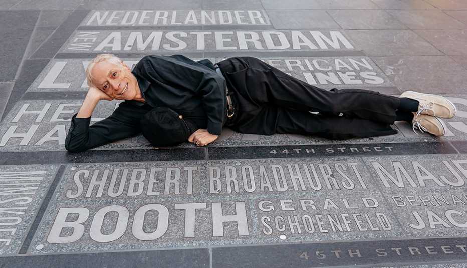 Howard Shapiro, quien recibió un deseo de Wish of a Lifetime, posa recostado en la acera de Times Square que muestra los nombres de los teatros de Broadway. Howard Shapiro, quien recibió un deseo de Wish of a Lifetime, posa recostado en la acera de Times Square que muestra los nombres de los teatros de Broadway.