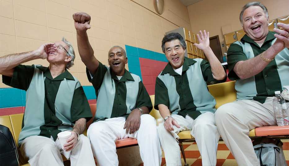 Grupo de hombres de una liga de bolos