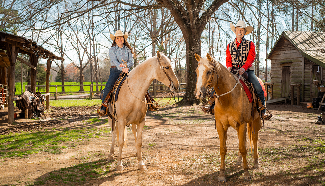 Elizabeth y Jessie montando a caballo