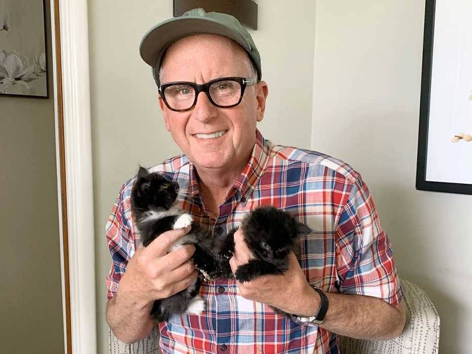 Michael Price cuida de dos gatitos