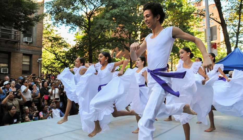 Estudiantes de la Escuela de Danza bailando en "A La Calle Block Party" en el 2019. Estudiantes de la Escuela de Danza bailando en "A La Calle Block Party" en el 2019.
