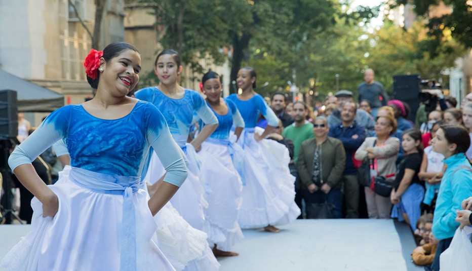 Bailarinas del Ballet Hispánico en "A la Calle Block Party" en el 2017 Bailarinas del Ballet Hispánico en "A la Calle Block Party" en el 2017