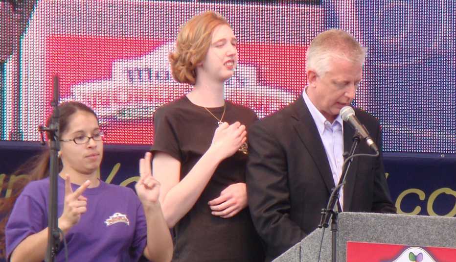 Gordon Hartman con su hija Morgan, hablando en la inauguración de un parque de diversiones