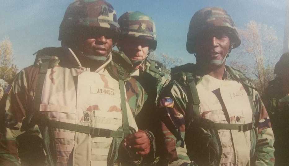 El Teniente Coronel Gregory Gadson (derecha) con el Sargento 1. Fredrick Johnson (izquierda), quien era el sargento mayor interino la noche del ataque con artefacto explosivo improvisado que hirió a Gadson. Esta foto fue tomada en Fort Riley mientras ensamblaban su unidad.