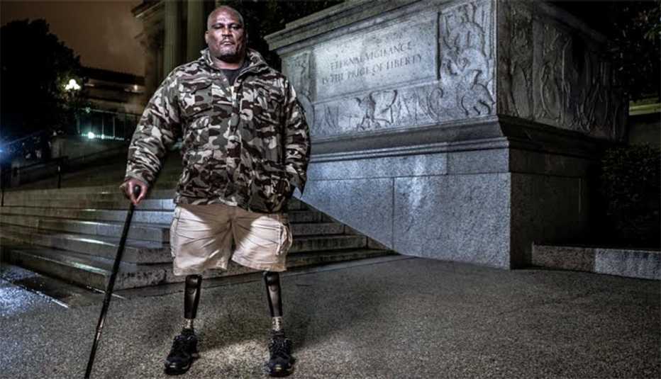 Gregory Gadson a las afueras del Departamento de Justicia en Washington, D.C.