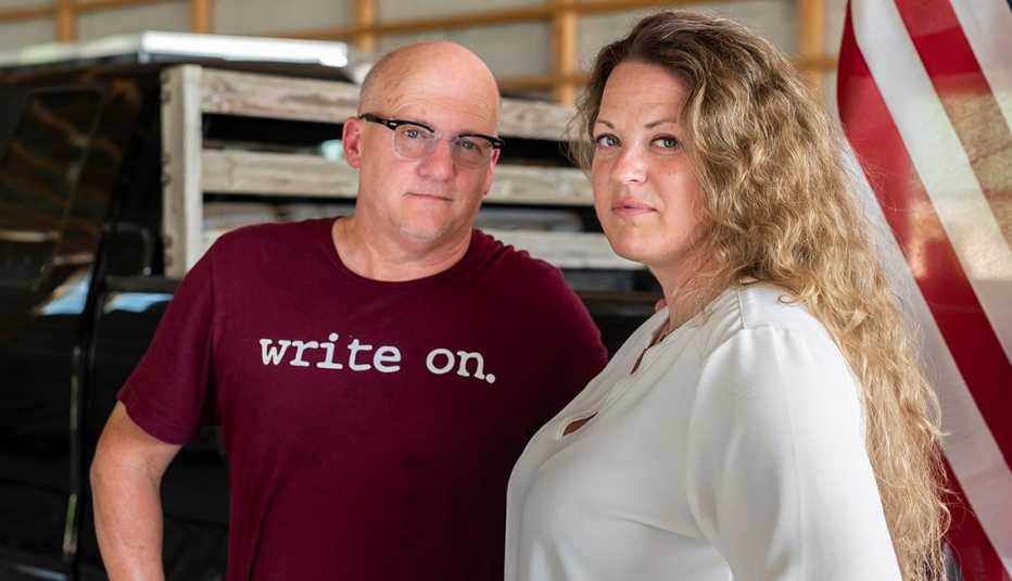 Los primos Scott y Sally Saalman posan para un retrato. 