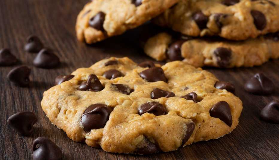 galletas de chispas de chocolate sobre una superficie de madera marrón varias galletas de chispas de chocolate sobre una superficie de madera marrón