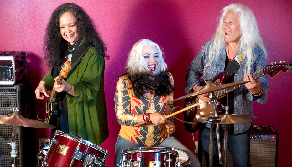 Dos mujeres y un hombre, miembros de la banda Fanny