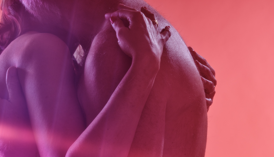Mujer abraza a un hombre