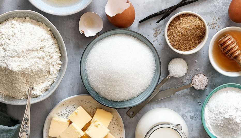 Ingredientes para hornear: harina, mantequilla, azúcar, miel, leche, huevos