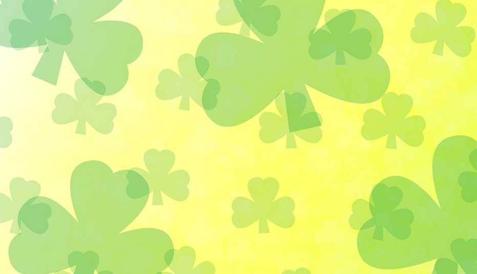 Tréboles superpuestos sobre un fondo amarillo y verde
