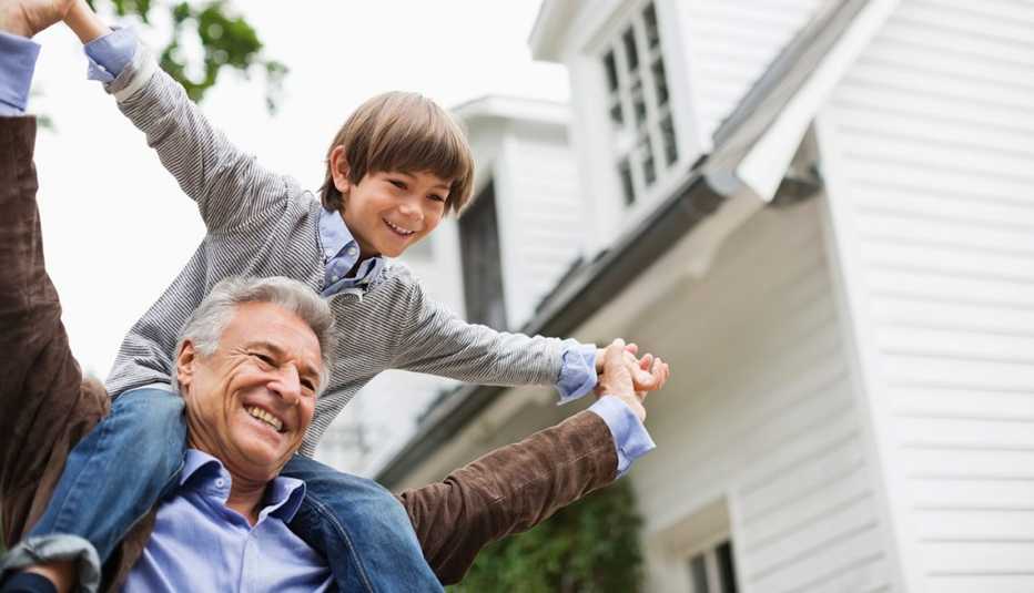 Abuelo cargando a su nieto en los hombros - Nietos autistas