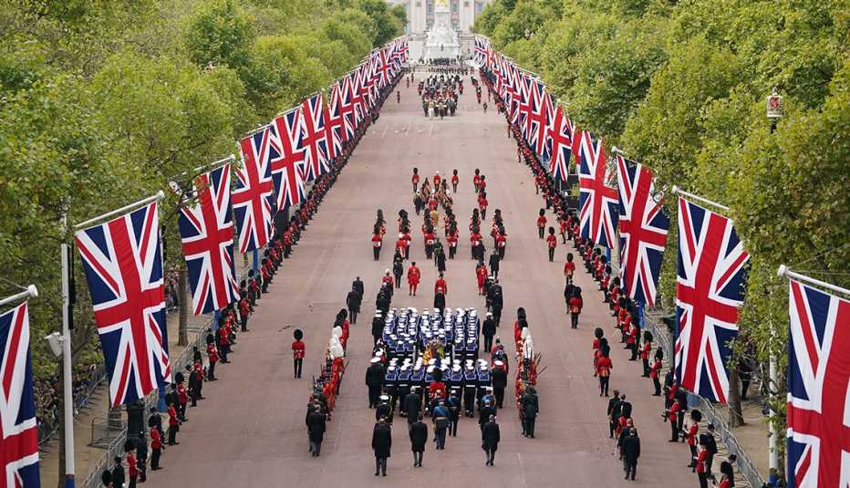 El carruaje de armas del estado lleva el ataúd de la reina Isabel II.