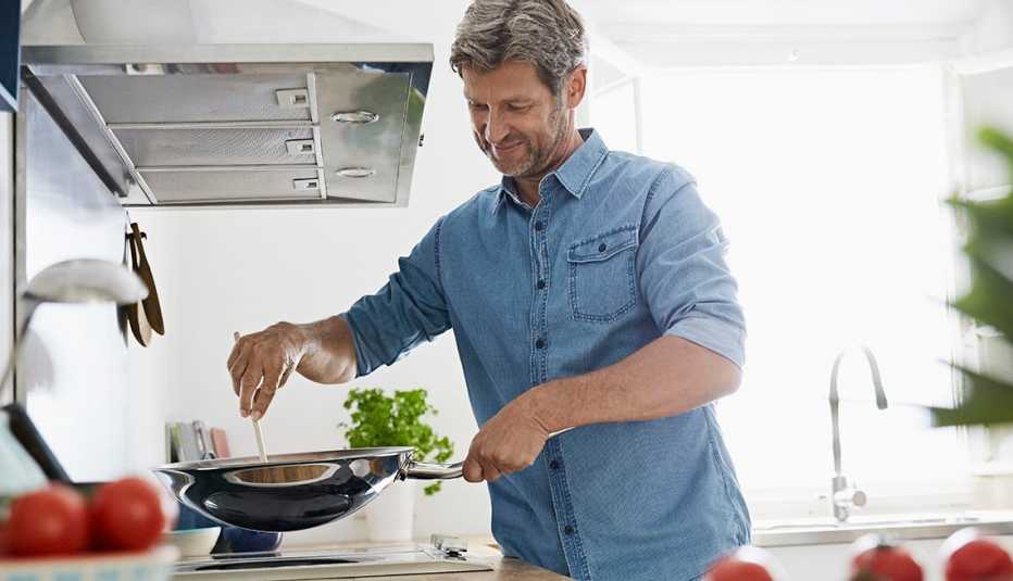 Un hombre cocinando