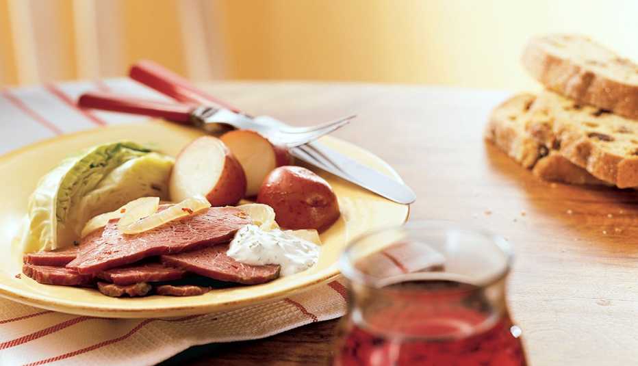 Corned beef en un plato listo para comer