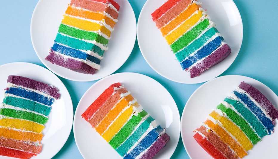 Torta de colores sobre la mesa