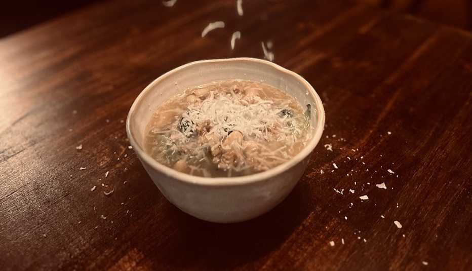 Plato de sopa de salchicha y frijoles blancos