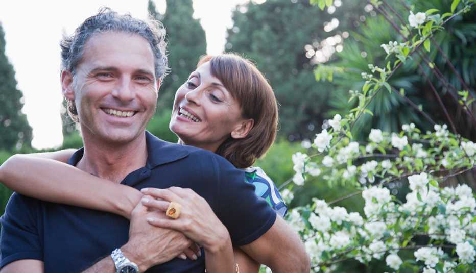 Una pareja se abraza al aire libre