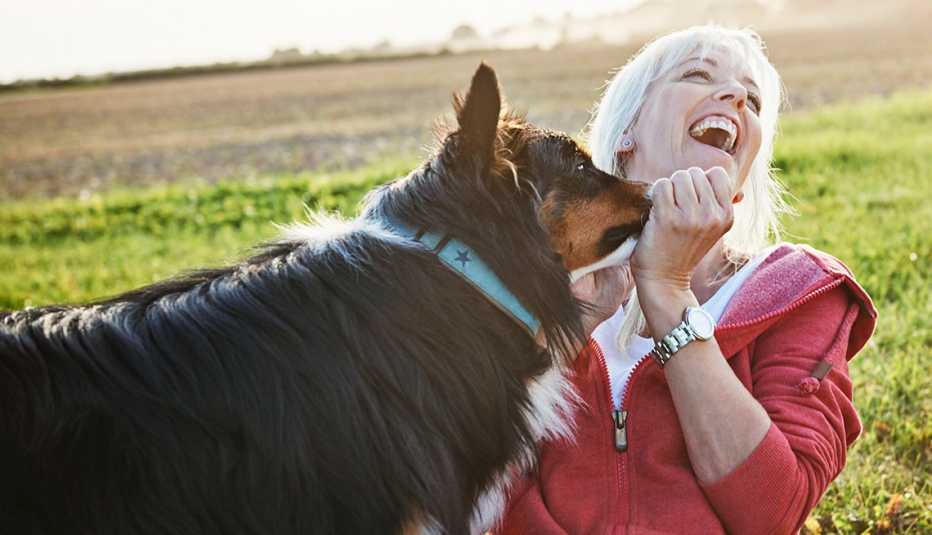 Una mujer juega con su perro 