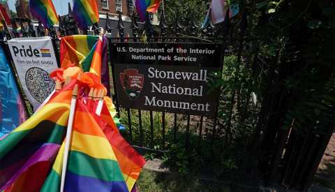 Banderas del arco iris fuera del Monumento Nacional Stonewall en Manhattan