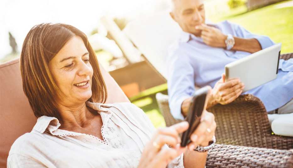 Cómo y por qué pasar tiempo en las redes sociales en la madurez - Mujer observa su teléfono móvil