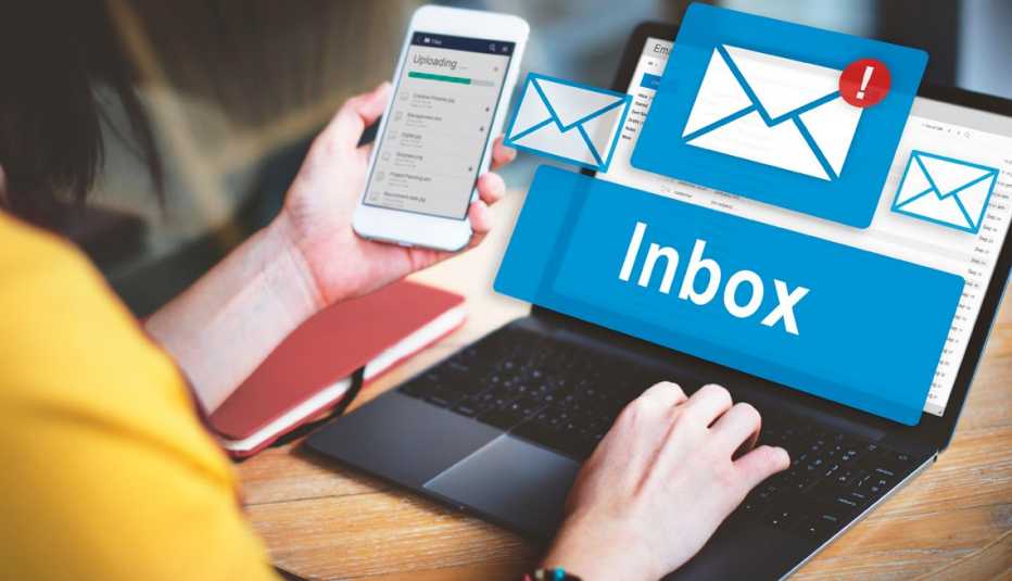 Una mujer revisa su correo electrónico. Una mujer revisa su correo electrónico.