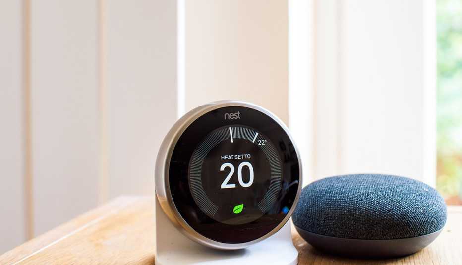 Termostato Nest junto al Google Home Mini Termostato Nest junto al Google Home Mini