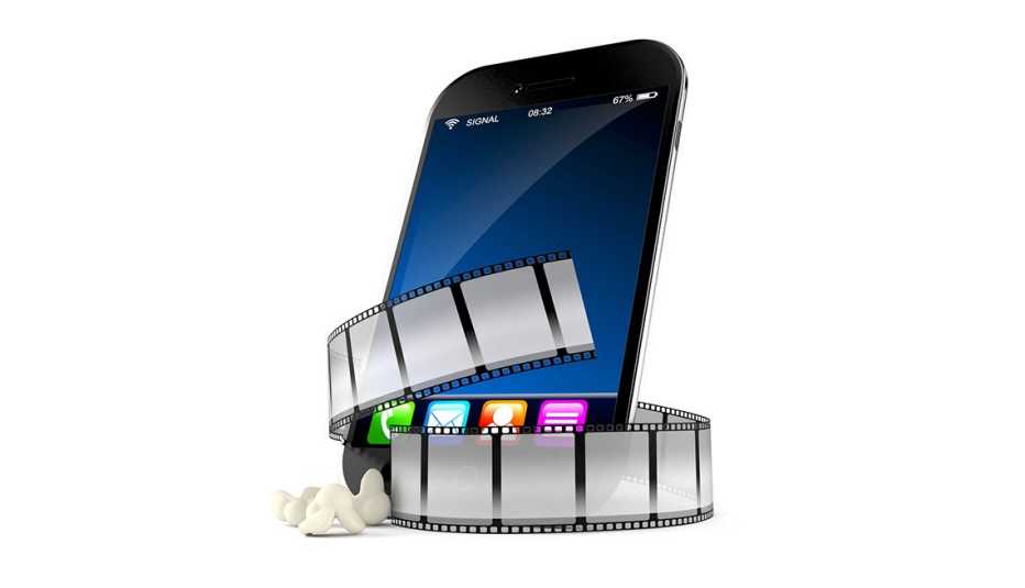 Ilustración 3D de un teléfono inteligente con una tira de película alrededor Ilustración 3D de un teléfono inteligente con una tira de película alrededor