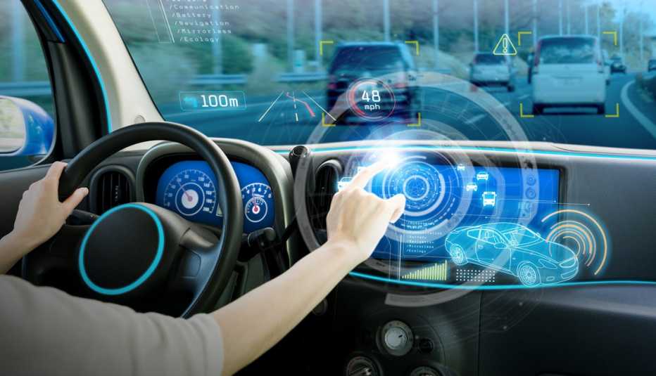 Persona manipula la pantalla táctil de un automóvil.