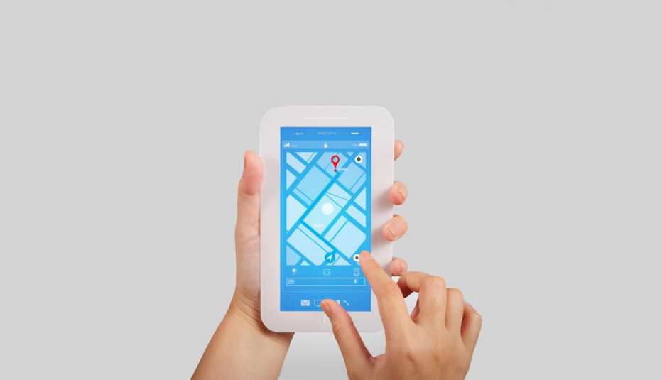 Persona manipula el GPS de un teléfono móvil Persona manipula el GPS de un teléfono móvil