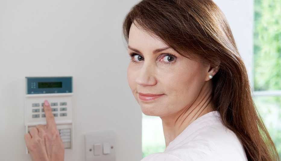 Mujer activando alarma en la casa 