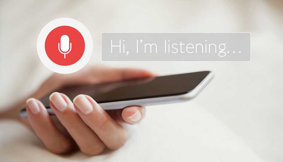 Mujer usa el asistente virtual en un teléfono inteligente