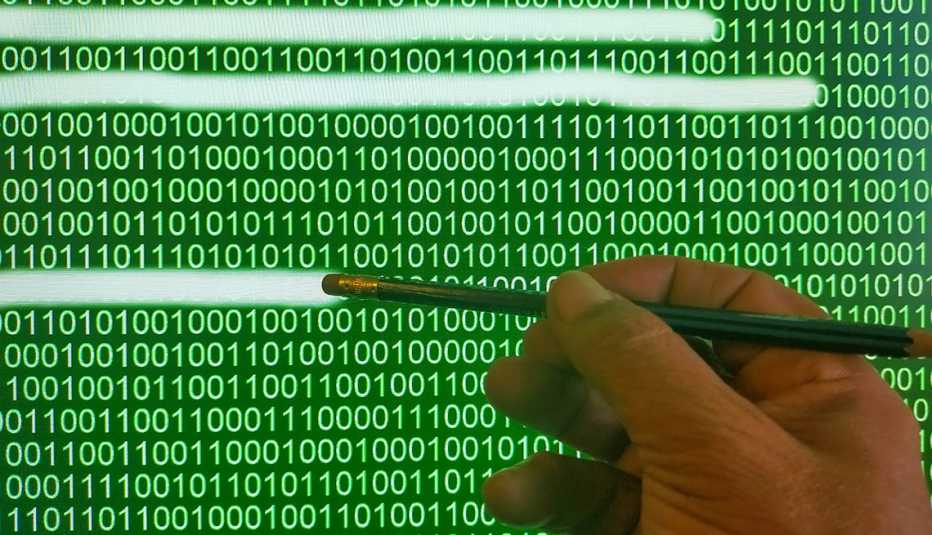 Mano sostiene un lápiz que borra números en una pantalla electrónica