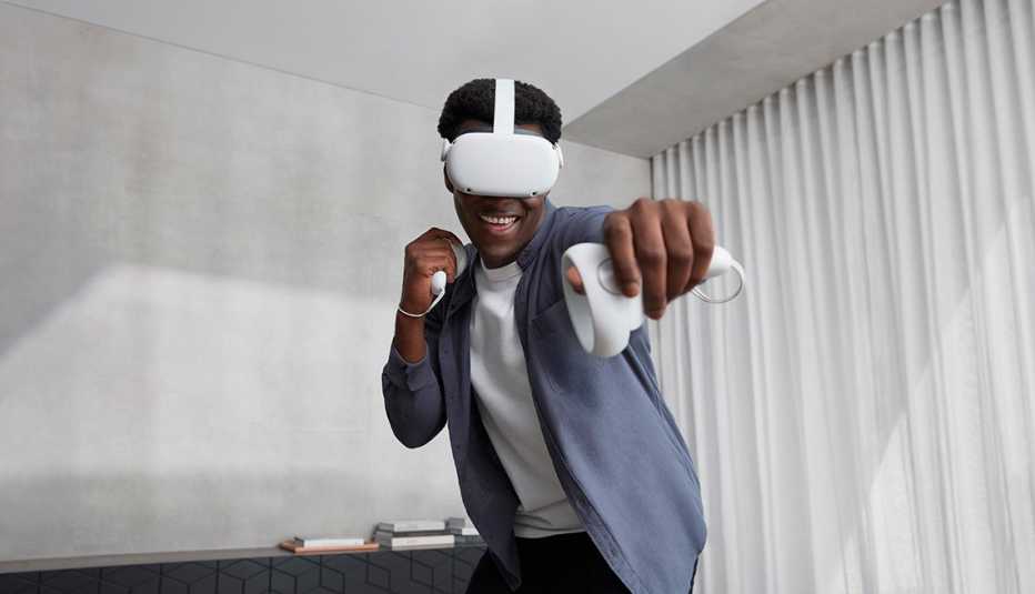 Hombre lleva puesto el Oculus Quest 2 VR