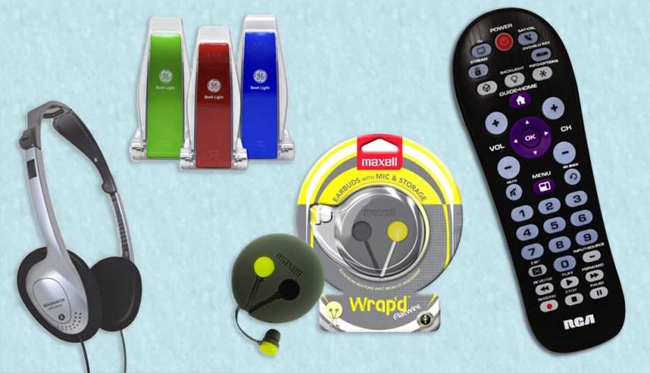Imagen de auriculares, luz para leer y control remoto universal