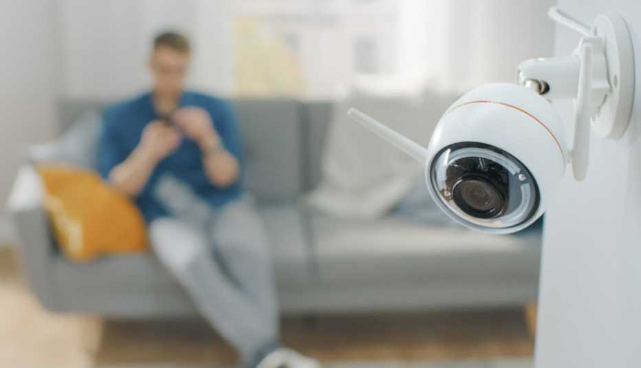 Cámara de seguridad doméstica dentro de una casa