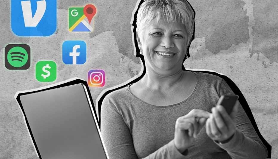 Mujer usa su teléfono mientras mira su computadora portátil
