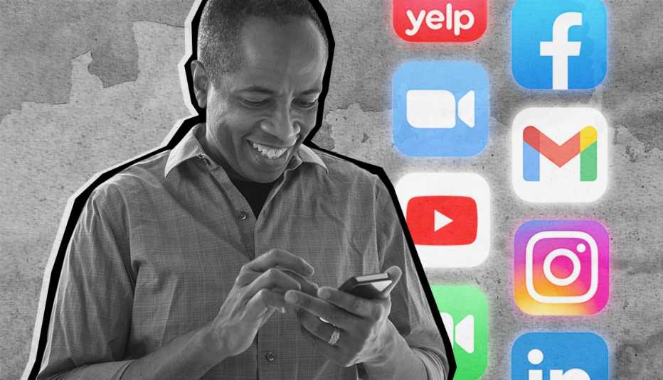 Un hombre sonriente mira su teléfono con iconos de aplicaciones en el fondo